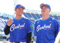 　中大の先輩の牧（右）を太ってるといじる森下（撮影・西岡正）