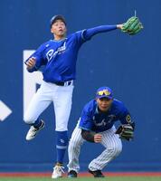 　試合前の守備練習をする岡林（左）とぶつかりそうになる森下（撮影・堀内翔）