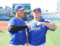 　牧（右）と並んで「デスターシャ」を決める森下（撮影・西岡正）