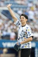 ファーストピッチセレモニーを行ったロンドン五輪銀メダリストの入江陵介＝横浜スタジアム（撮影・西岡正）