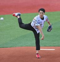 ファーストピッチセレモニーに登場した入江陵介氏＝横浜スタジアム（撮影・伊藤笙子）