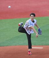 ファーストピッチセレモニーに登場した入江陵介氏＝横浜スタジアム（撮影・伊藤笙子）