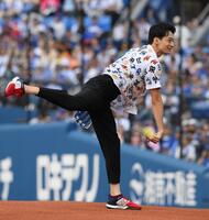 　ファーストピッチセレモニーを行う入江陵介氏（撮影・堀内翔）