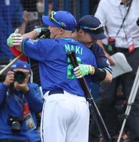 　ホームラン競争の決勝で戦い抱擁する牧と清宮幸（撮影・金田祐二）