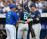 　ホームランダービーを終えて握手をする牧（左）と清宮（撮影・堀内翔）
