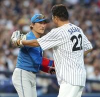 　始球式の後、佐々木主浩氏（右）と握手する新庄監督（撮影・西岡正）