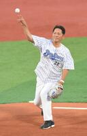 　始球式で投げる佐々木主浩氏（撮影・伊藤笙子）