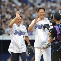 　始球式を行った佐々木主浩氏（右）と谷繁元信氏（撮影・西岡正）