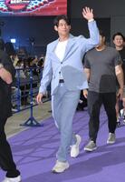 　スペシャルステージにライトブルーのスーツで登場した西武・西川愛也（撮影・伊藤笙子）