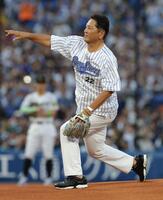 　始球式を行った佐々木主浩氏（撮影・西岡正）