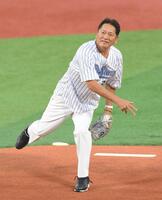 　始球式で投げる佐々木主浩氏（撮影・伊藤笙子）