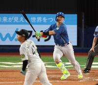 　２回、適時二塁打を放つ清宮幸（撮影・金田祐二）