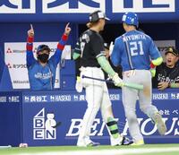 　４回、ソロを放った清宮幸（２１）を大喜びで祝福する新庄監督（左）＝撮影・西岡正