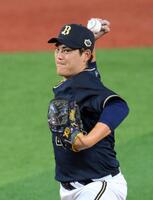 　ナックルを投げる九里（撮影・伊藤笙子）