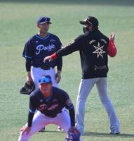 　試合前、若月（左）に話しかける新庄監督（撮影・伊藤笙子）