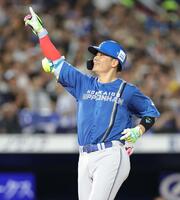 　４回、ソロを放ち、指を高くかざして生還する清宮幸（撮影・西岡正）