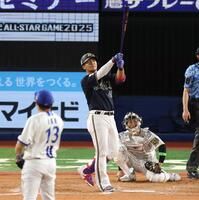 　９回、ソロを放つ頓宮（撮影・金田祐二）