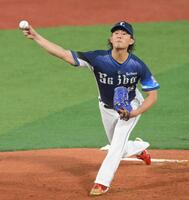 　マイクをつけて投げる今井（撮影・伊藤笙子）