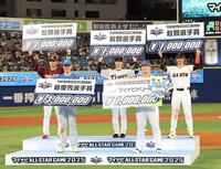 　表彰式でボードを持つ（前列左から）清宮幸、牧（後列左から）宗山、近本、吉川（撮影・西岡正）