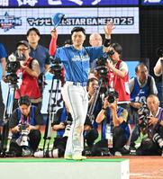 　最優秀選手賞に選ばれファンの声援に応える清宮幸