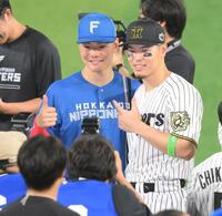 　試合後、記念撮影する清宮幸（左）と佐藤輝（撮影・伊藤笙子）