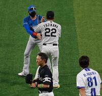 　藤川監督とあいさつする新庄監督（撮影・金田祐二）