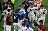 　試合後交流する村上ら（撮影・金田祐二）