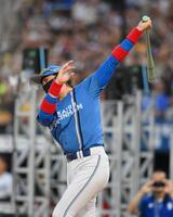 　始球式で打者を務めた新庄監督（撮影・堀内翔）