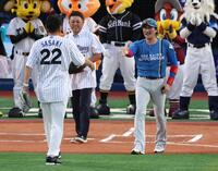 佐々木主浩氏の始球式の打席に立った阪神日本ハム・新庄剛志監督＝横浜（撮影・金田祐二）