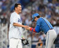 　始球式を終えて打者を務めた新庄監督（右）と握手する佐々木主浩氏（撮影・堀内翔）