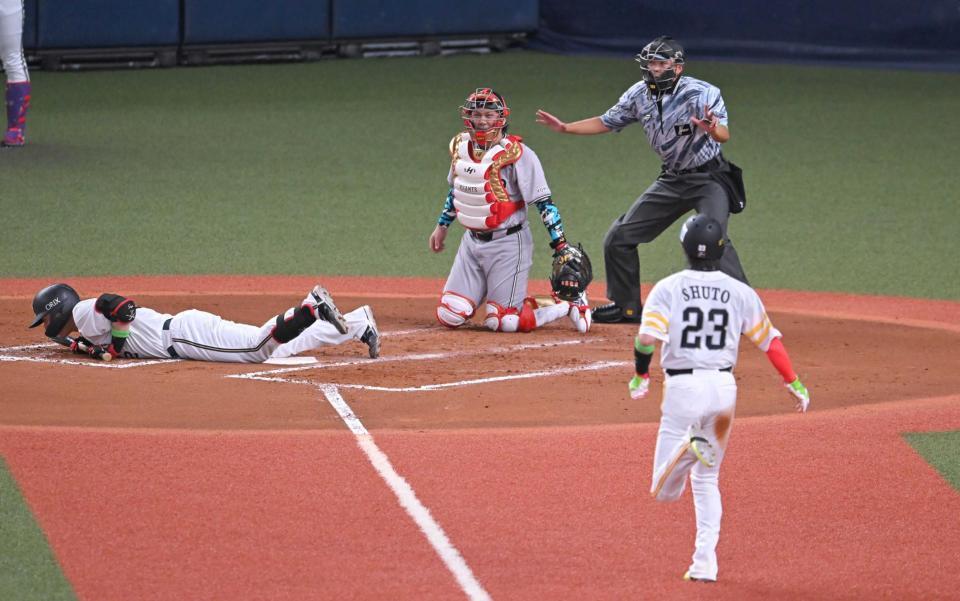 　４回、スクイズ失敗する若月（撮影・飯室逸平）