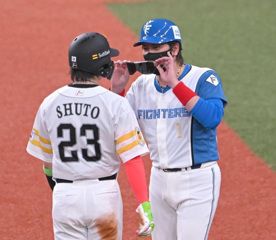 　４回、三走周東に声をかけサングラスの表示を見せる新庄監督（撮影・西田忠信）