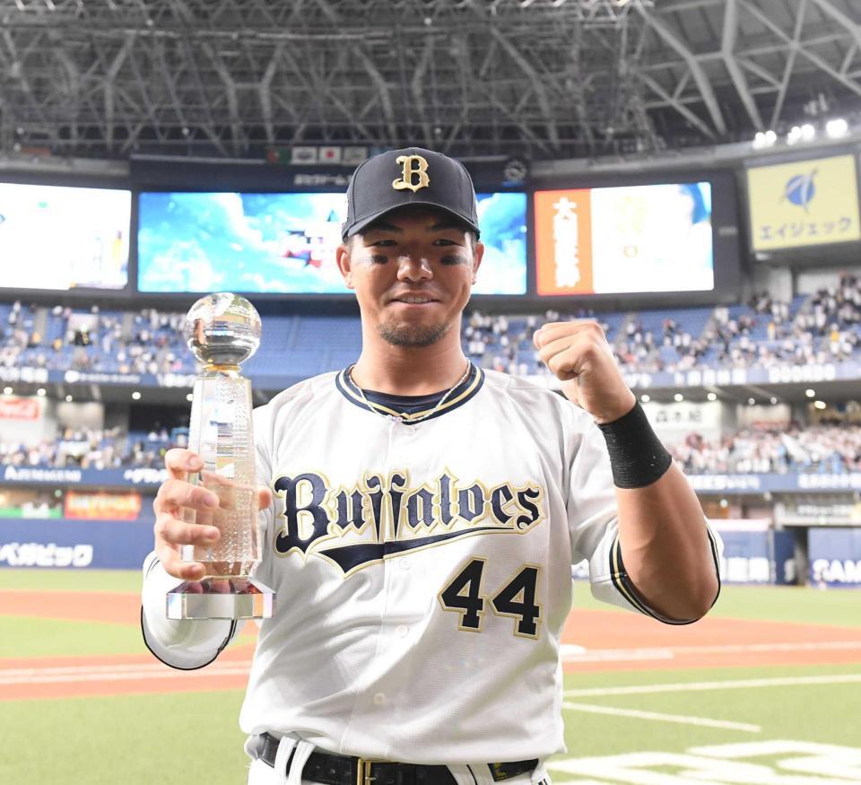 　ＭＶＰを受賞した頓宮はトロフィーを手にガッツポーズ（撮影・西田忠信）