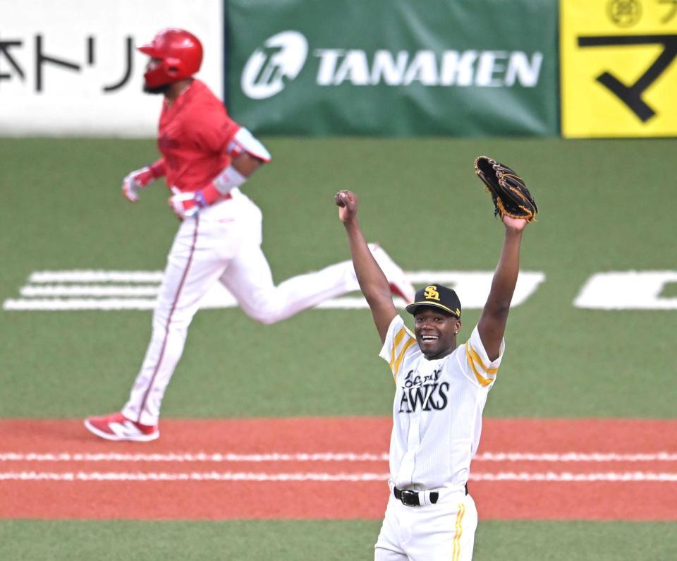 　４回、右投げでファビアンを打ち取りバンザイするモイネロ（撮影・飯室逸平）