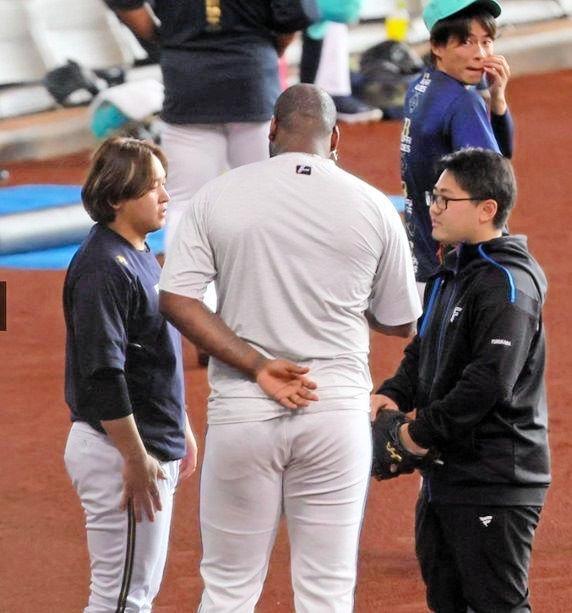 　翌日に通訳をまじえて言葉を交わす宮城とレイエス＝５月