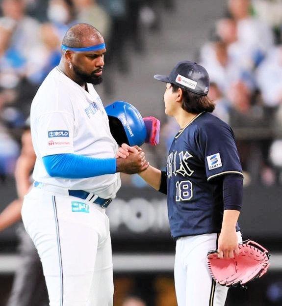 　４回、オリックス・宮城（右）に声を掛け握手するレイエス＝５月