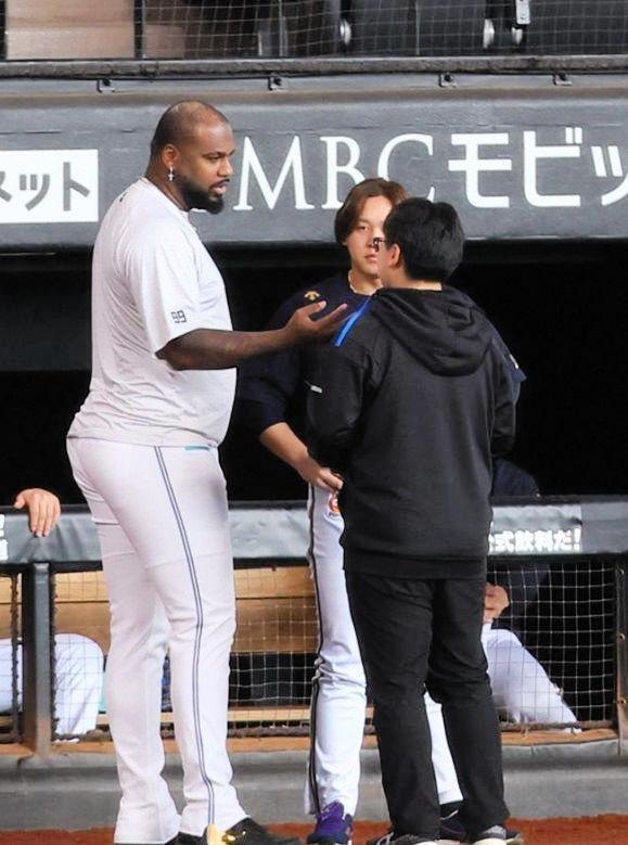 　翌日、通訳を介して言葉をかわす宮城とレイエス＝５月