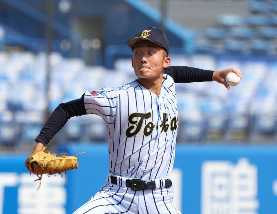 　佼成学園打線相手に好投する東海大菅生・上原（撮影・佐々木彰尚）