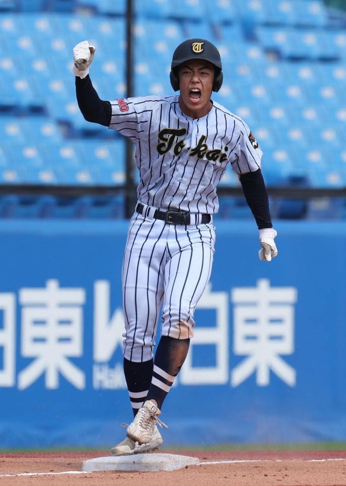 　１回、左中間に２点適時三塁打を放ち喜ぶ藤平（撮影・佐々木彰尚）