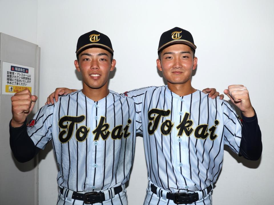 　４強進出を決めた東海大菅生・藤平（左）と上原（撮影・佐々木彰尚）