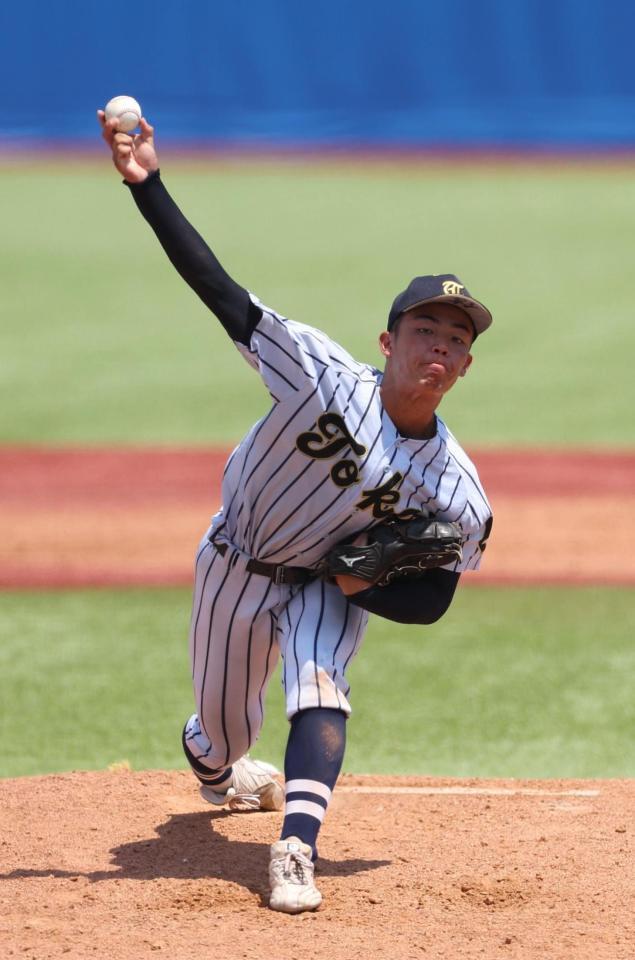 　８回から２イニングに登板した東海大菅生・藤平（撮影・佐々木彰尚）