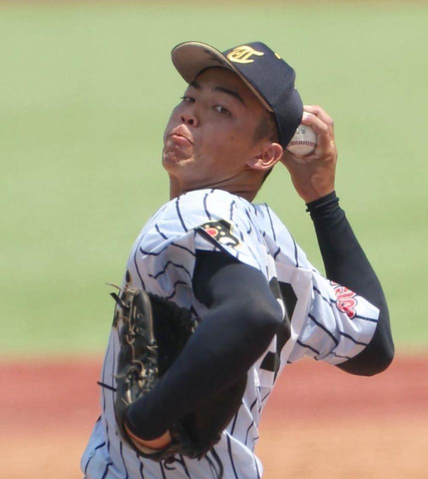 　８回から２イニングに登板した東海大菅生・藤平（撮影・佐々木彰尚）