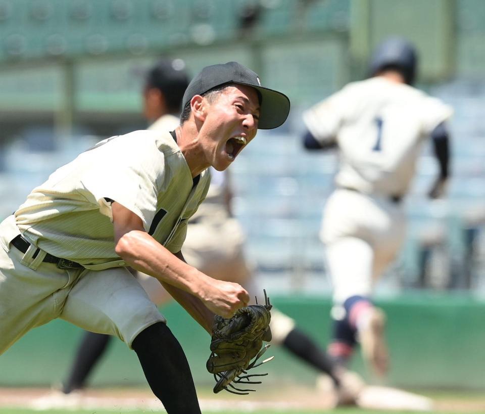 　８回を無失点で切り抜け、ほえる小野・本山翔（撮影・西田忠信）