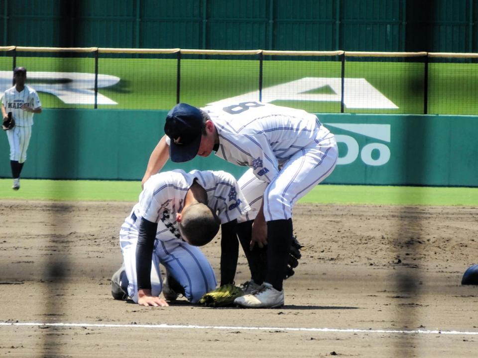 　サヨナラ負けにがっくり膝をつく大阪偕星・橋本一輝