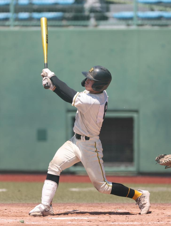 　５回、右中間へのタイムリー三塁打を放つ崇徳・中島航（撮影・市尻達拡）