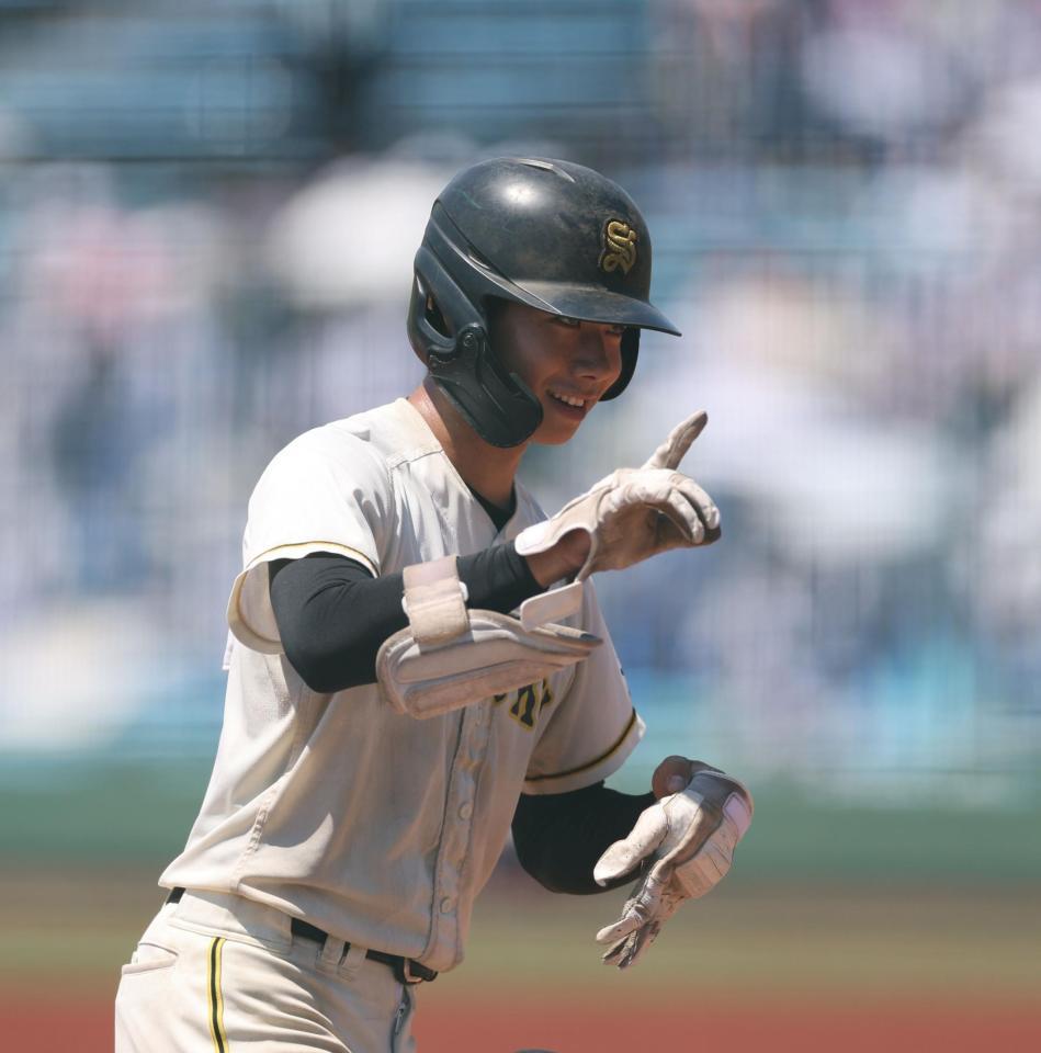 　５回、右中間へのタイムリー三塁打を放ち、ポーズを決める崇徳・中島航（撮影・市尻達拡）