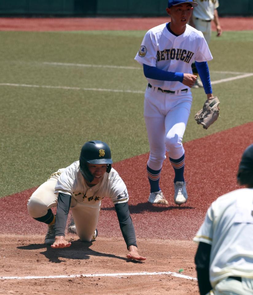 　７回、德丸凜空の右前２点タイムリーで、本塁へ滑り込む中原悠成（撮影・市尻達拡）