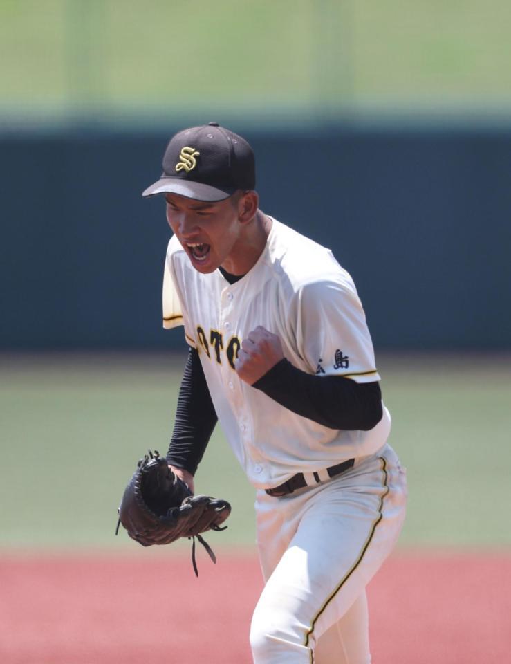 　５回、ピンチを切り抜け、拳を握る崇徳・徳丸凜空（撮影・市尻達拡）