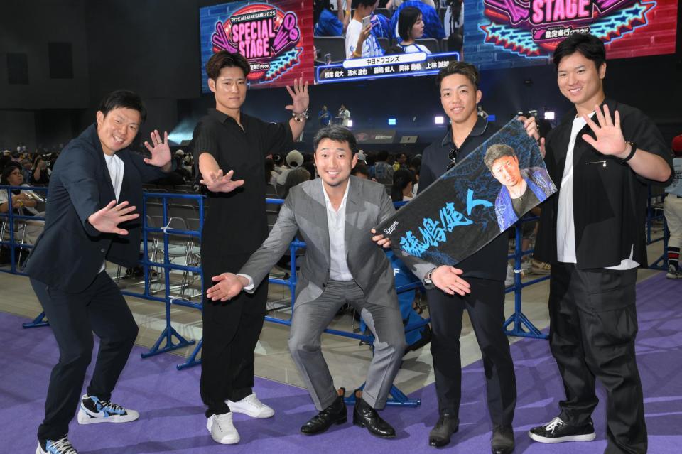 　スペシャルステージに登場した（左から）中日・松葉貴大、上林誠知、藤嶋健人、岡林勇希、清水達也（撮影・伊藤笙子）