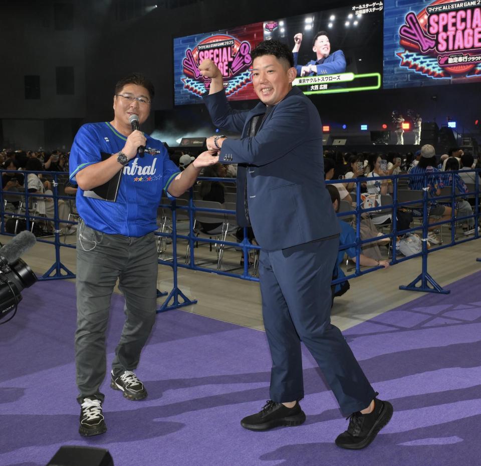 　カーペットの上で「キャッツアイダンス」のポーズを決めるヤクルト・大西広樹（右）と急きょ乱入した真中満氏（撮影・伊藤笙子）